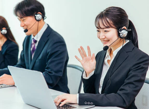 不動産営業で追客する女性